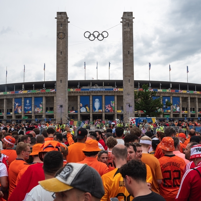 Supporters voor het Olympisch stadion